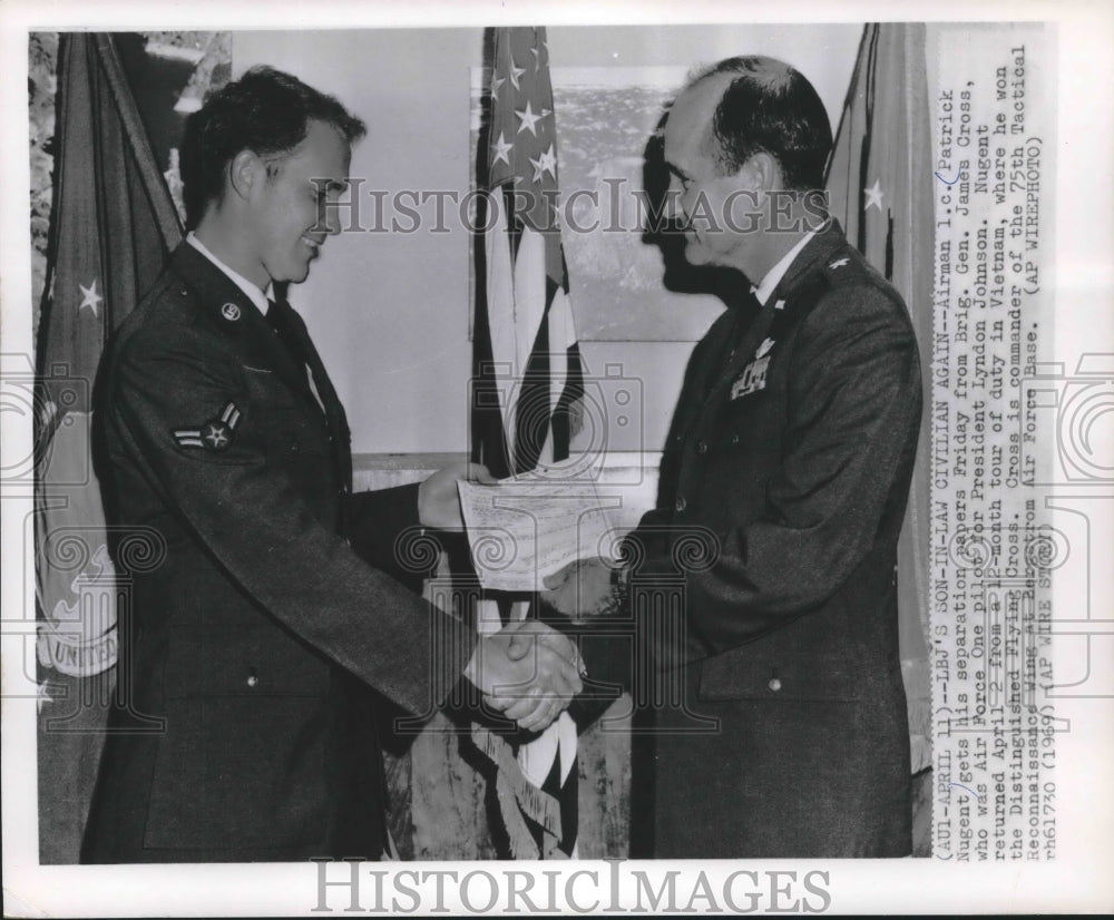1969 Press Photo l.c. Patrick Nugent receives separation papers Brig. Gen. Cross - Historic Images