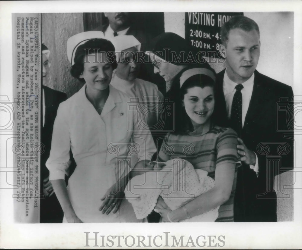 1967 Press Photo Luci and Pat Nugent leave Austin TX hospital with baby Lyn - Historic Images