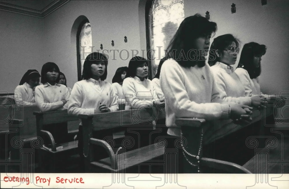 1986 Press Photo Girls pray at evening prayer service - mjb60612 - Historic Images