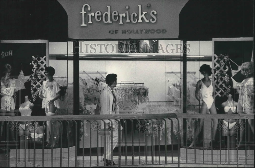 1986 Frederick&#39;s of Hollywood inside Northridge Shopping Center - Historic Images