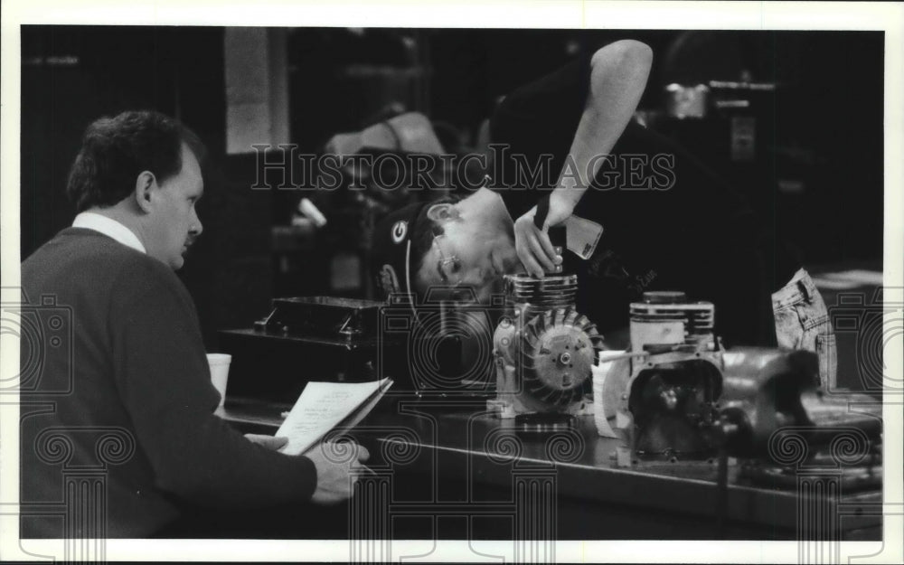 1994 Press Photo Student works on piston at Milwaukee Area Technical College - Historic Images