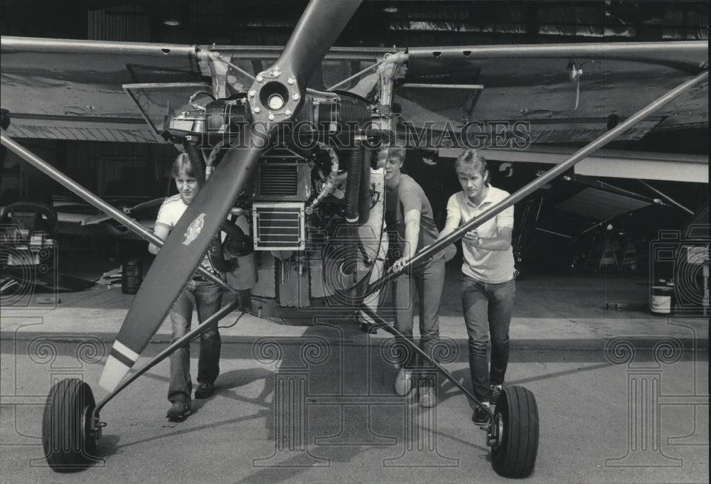 1985 Press Photo High school students in aviation mechanics class - mjb60652 - Historic Images