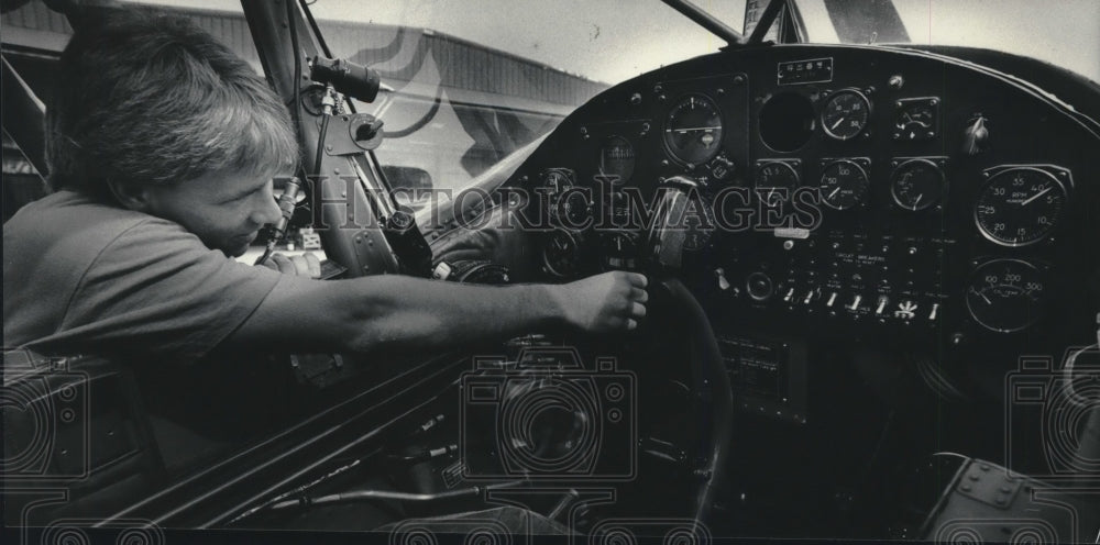 1985 Press Photo Tony Pellegrin checks cockpit of military plane - mjb60653 - Historic Images