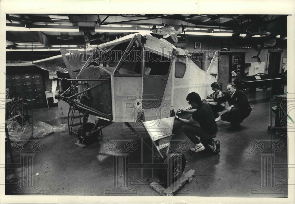 1986 Press Photo Avionics students build plane Milwaukee Area Technical College - Historic Images