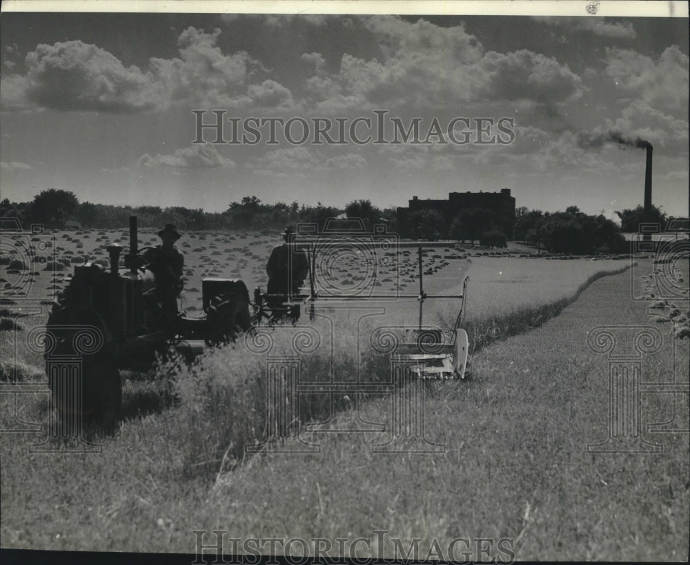 1943 Press Photo Farmers use tractor along Milwaukee County institution&#39;s farm - Historic Images