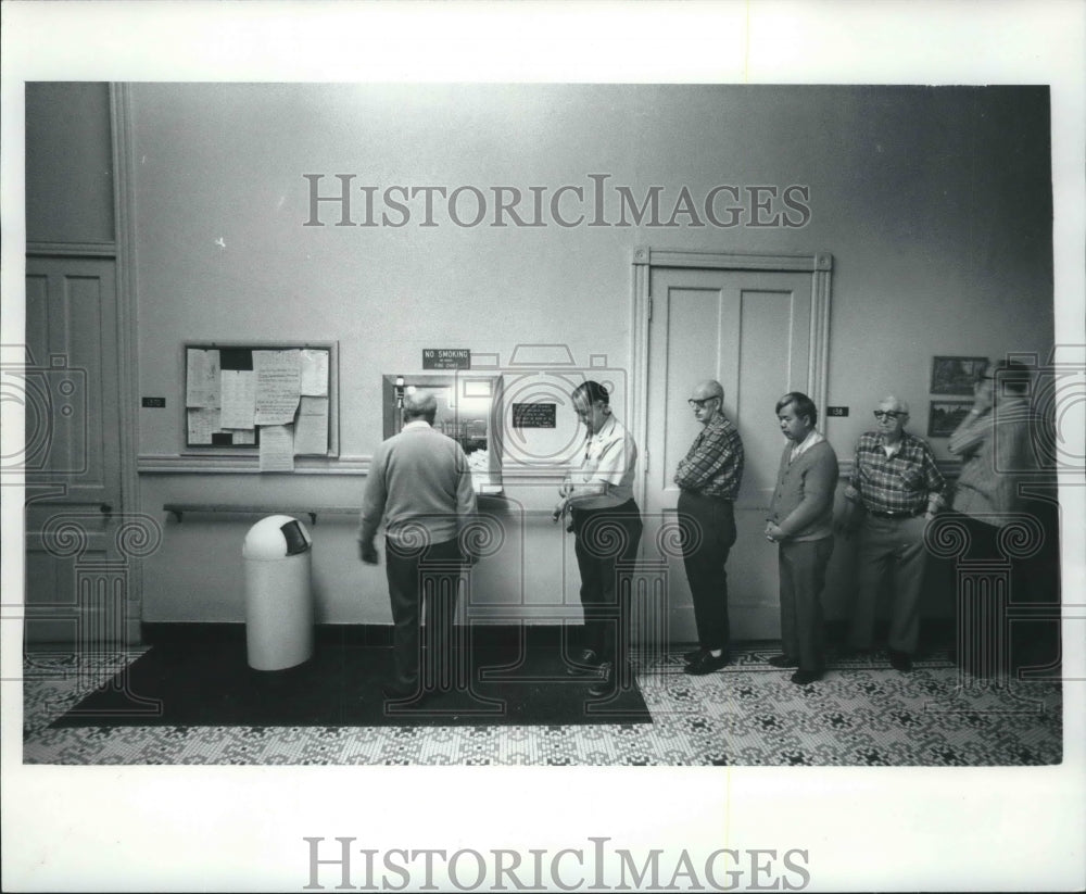 1978 Press Photo Residents of Milwaukee County Infirmary line up for medicine - Historic Images