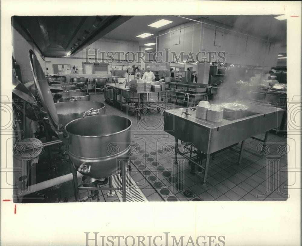 1983 Huge Kitchen Of Food Service Building, Milwaukee - Historic Images