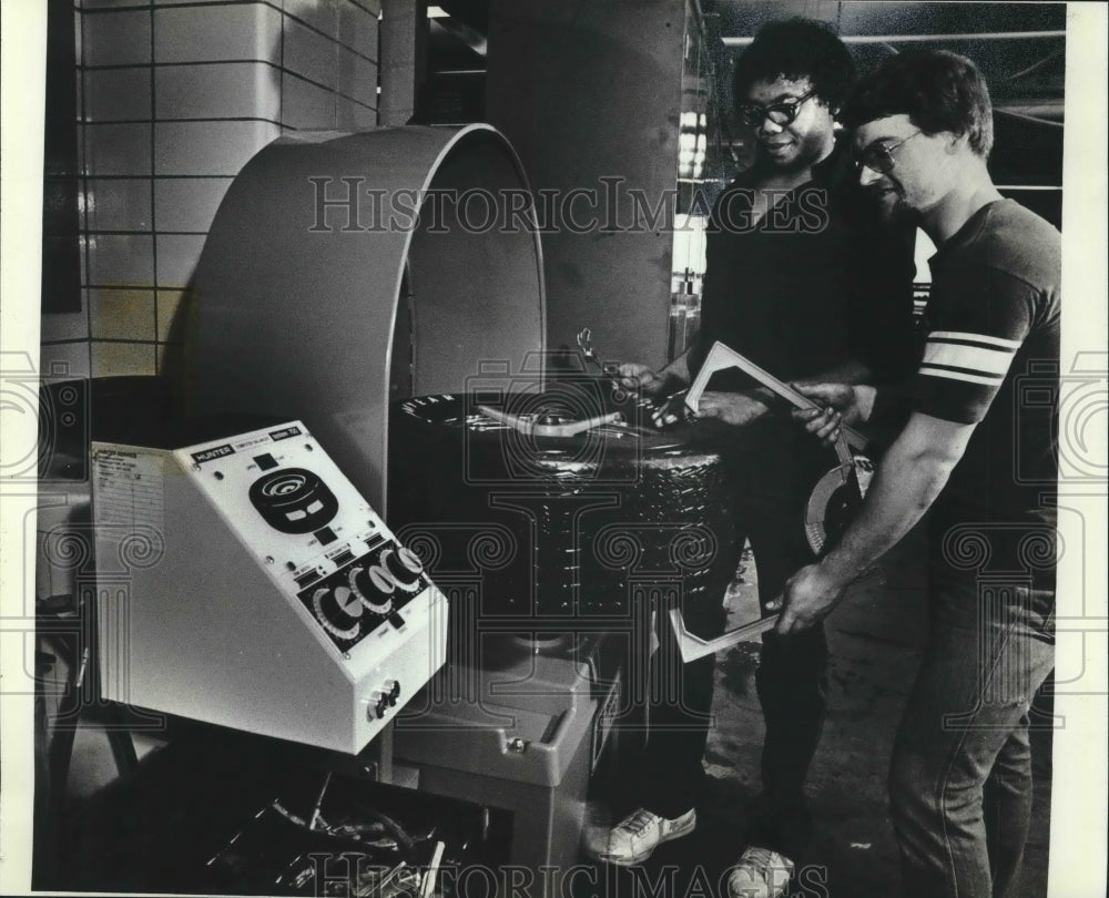 1982 Press Photo Students try wheel machine, Milwaukee Area Technical College - Historic Images