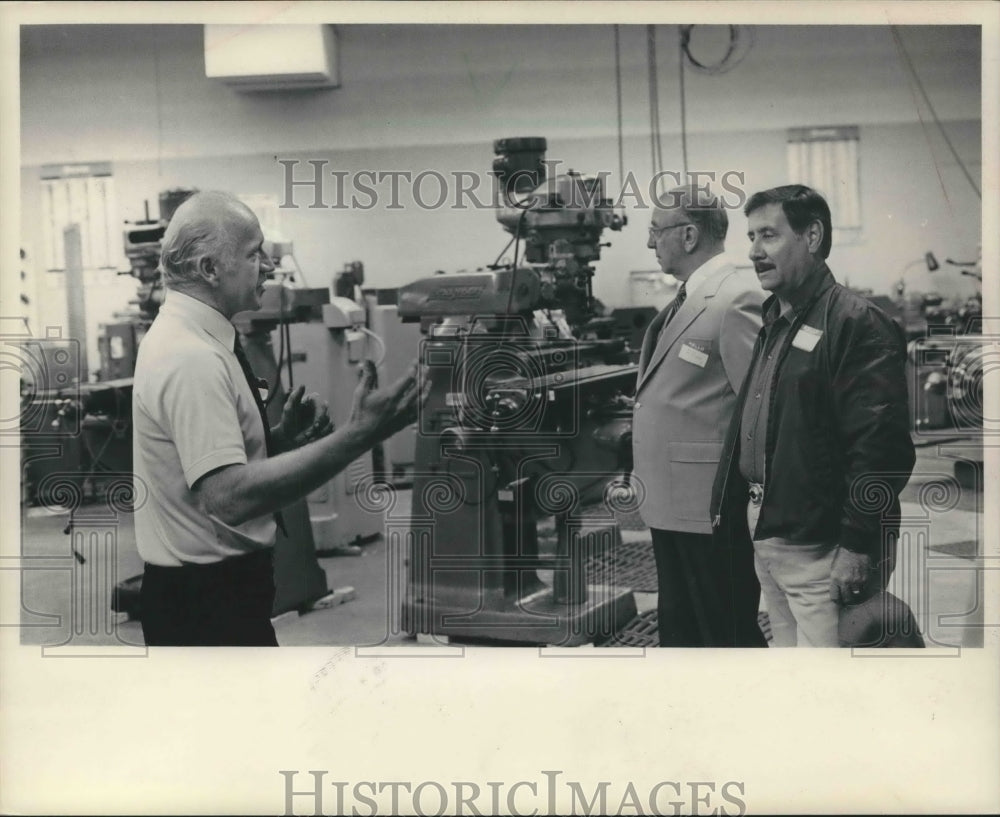 1984 Press Photo Milwaukee Area Technical College instructor and Ozaukee workers - Historic Images