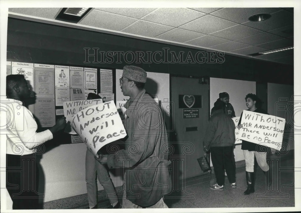 1991 Press Photo Milwaukee Technical College students picket firing Mr. Anderson-Historic Images