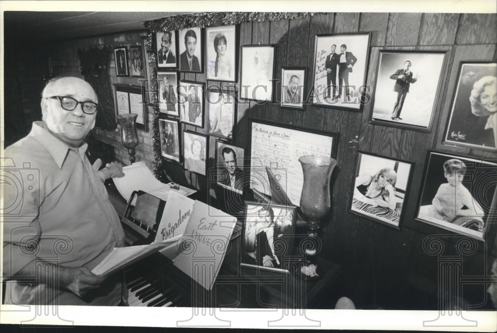 1975 Press Photo Stefan Halmo&#39;s basement covered in autographs - mjb60830 - Historic Images