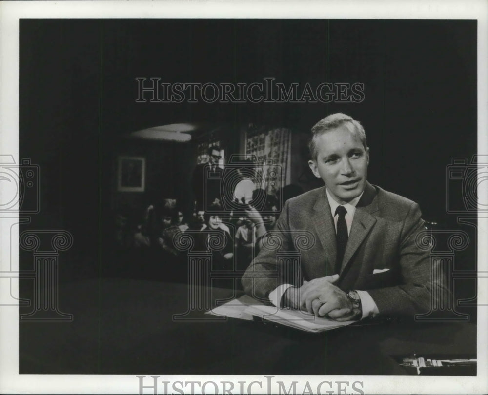 1974 Press Photo ABC&#39;s Frank Reynolds reports on Nixon impeachment debate - Historic Images