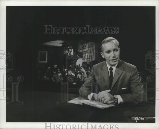 1974 Press Photo ABC's Frank Reynolds reports on Nixon impeachment debate - Historic Images