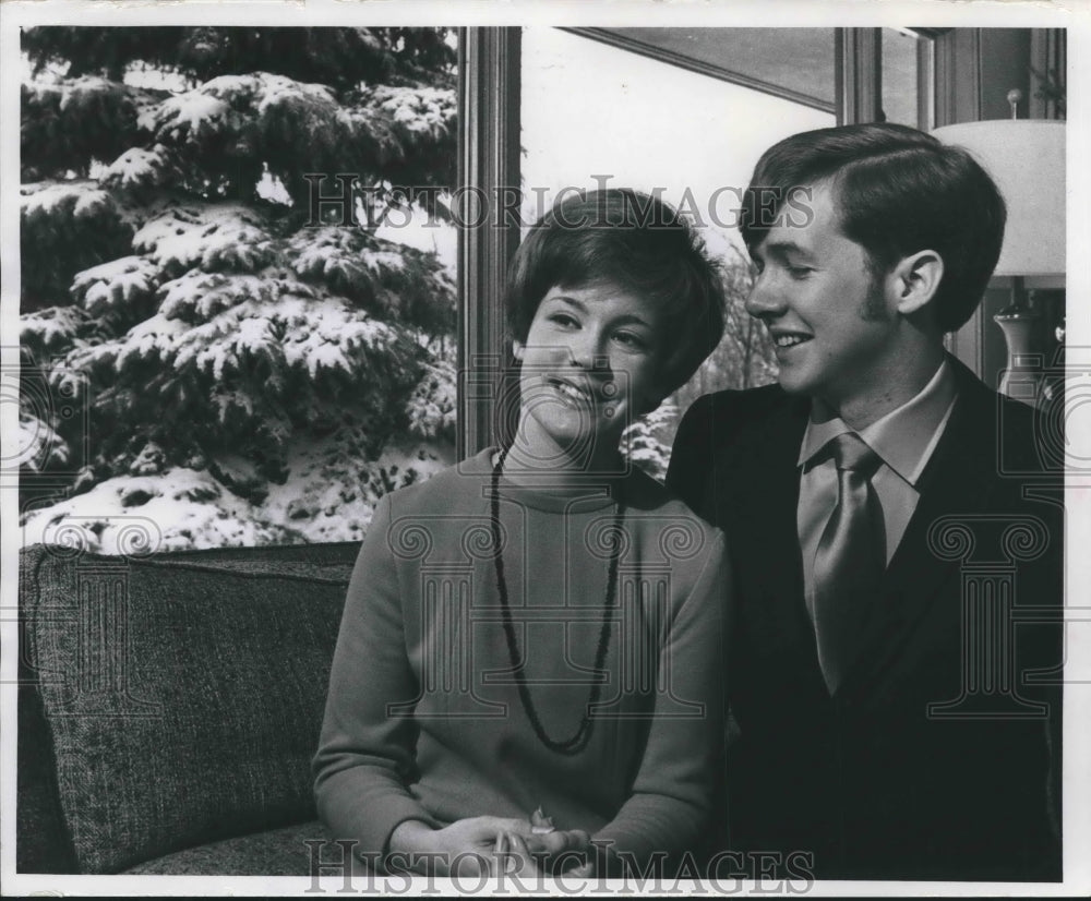 1968 Press Photo Engagement Announced of Carol Macalister and Craig Reynolds - Historic Images