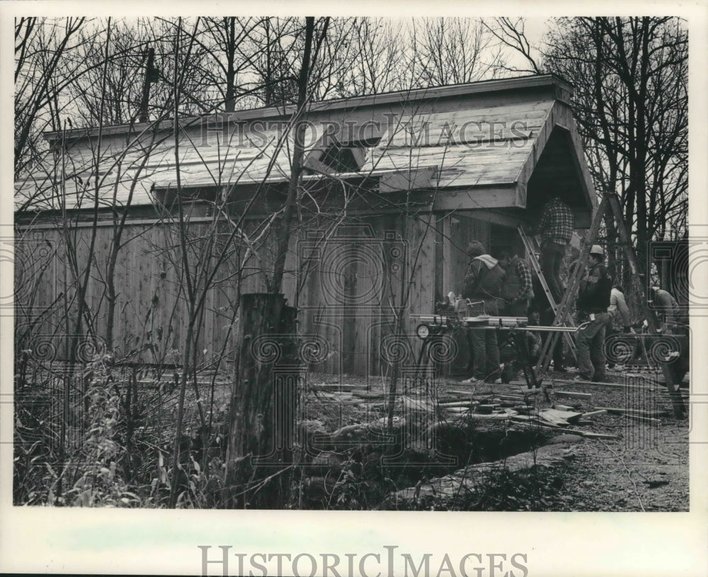 1984 Press Photo Dave Davis and Students Work on Sugar Shack Project, Milwaukee - Historic Images