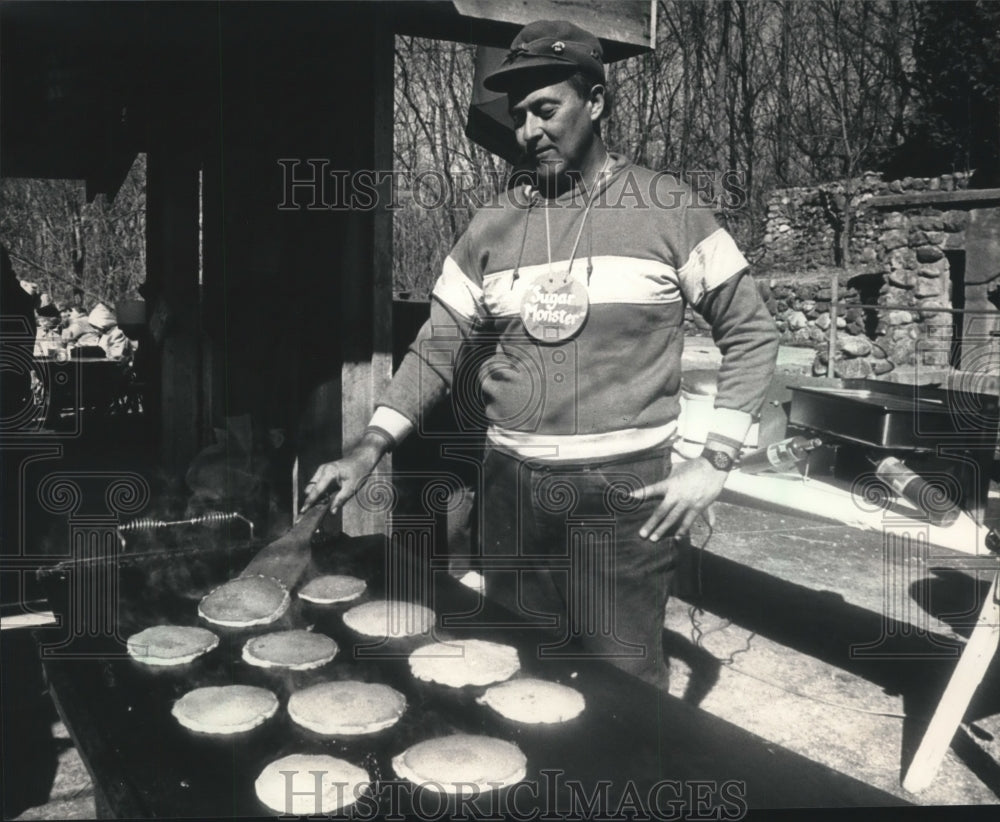 1988 Press Photo Gordon Decker Making Pancakes at the Riveredge Nature Center - Historic Images