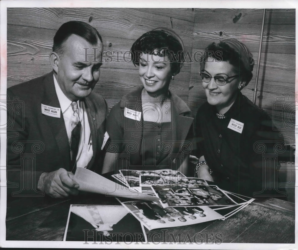 1958 Press Photo Kay Ross Miss Wisconsin and parents study pageant photographs. - Historic Images