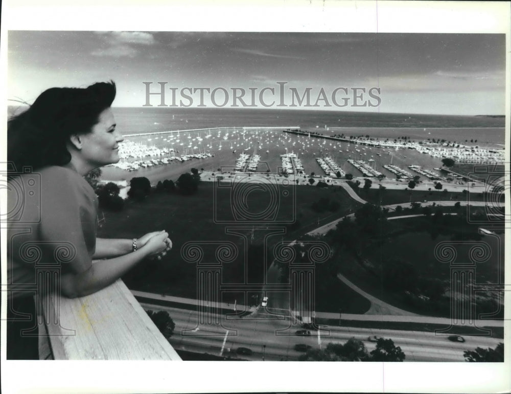 1993 Press Photo Sally Henkel Enjoying View Of East Milwaukee, Wisconsin - Historic Images