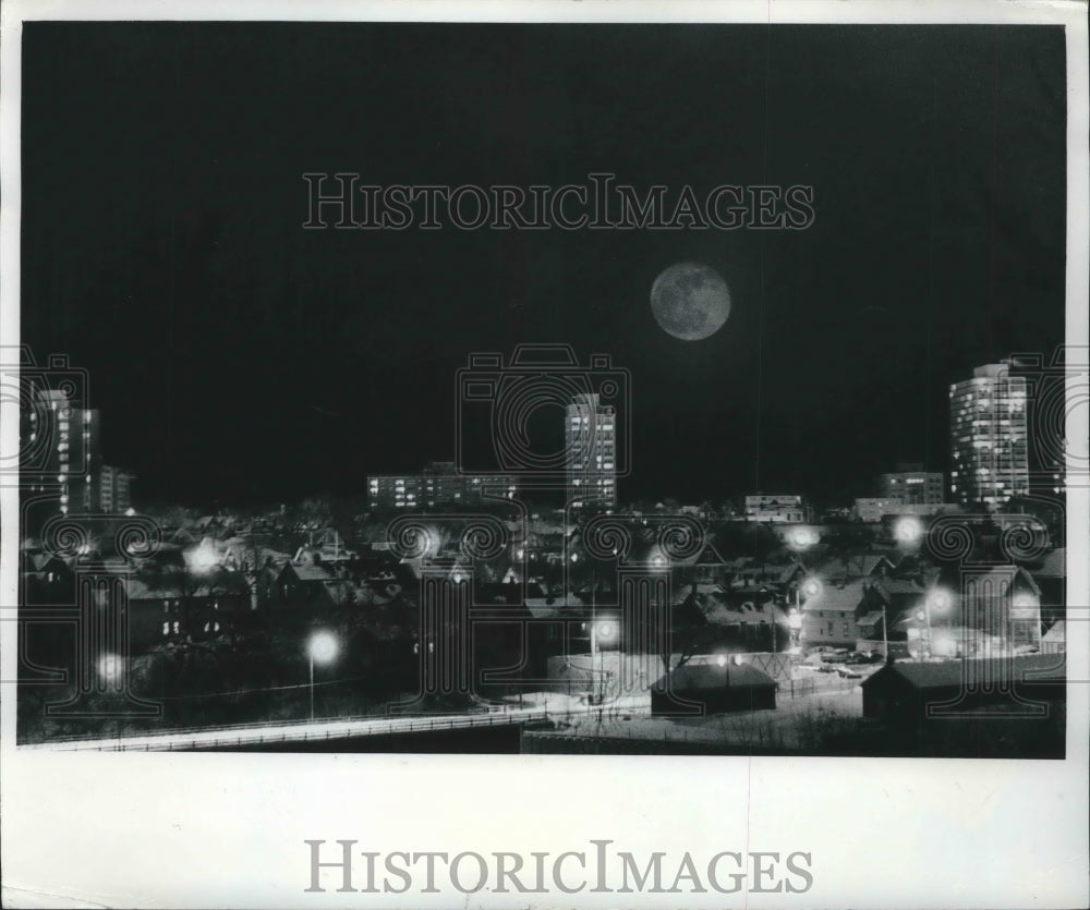 1979 Press Photo Moon Added by Double Printing Milwaukee Skyline Photo - Historic Images