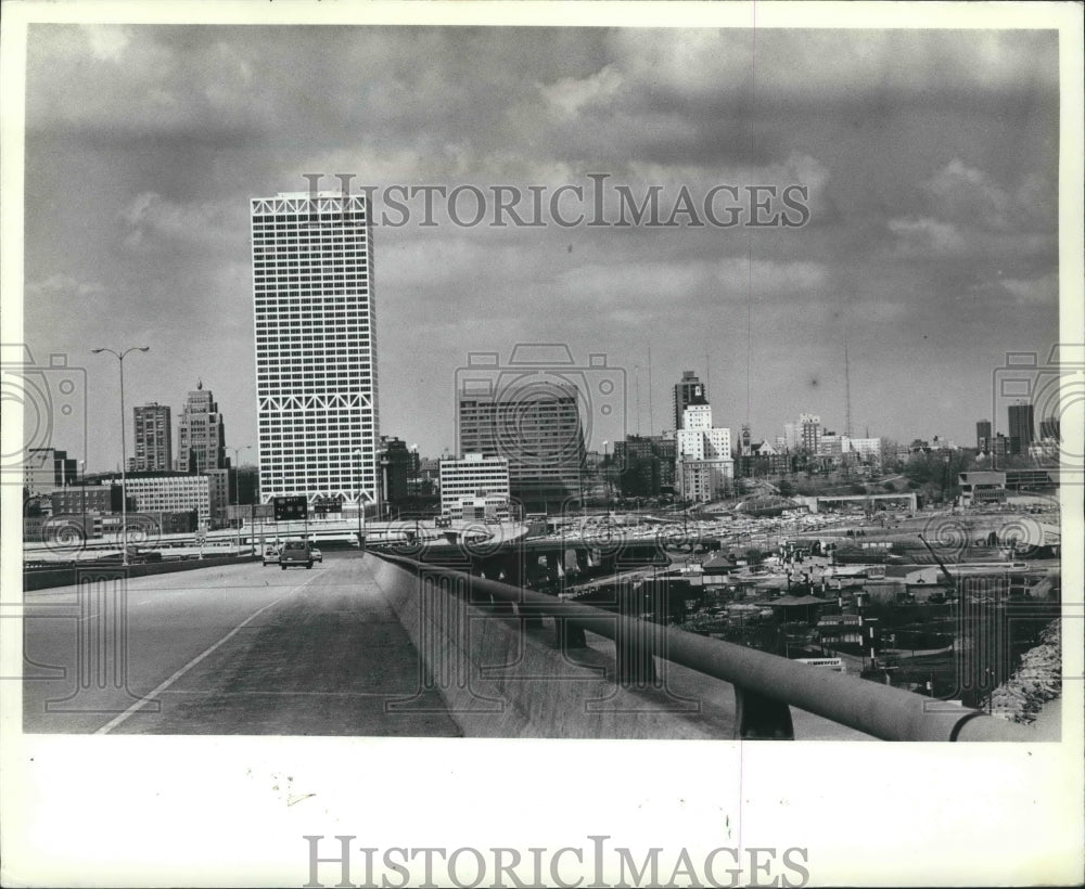 1982 Press Photo View of the First Wisconsin Center and the Hoan Bridge - Historic Images