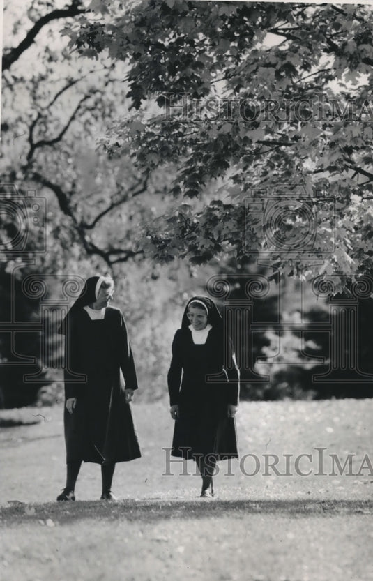 1988 Press Photo Sisters Maria Joyce & Bernadette walks at Pewaukee Monastery - Historic Images