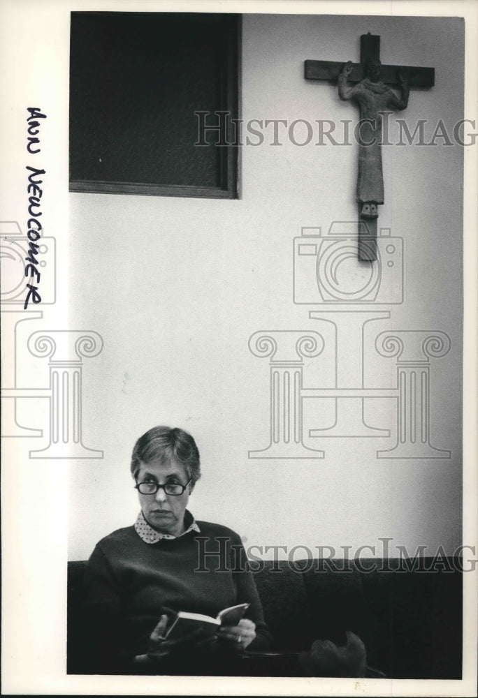 1985 Ann Newcomer read in the lounge of the convent-Historic Images