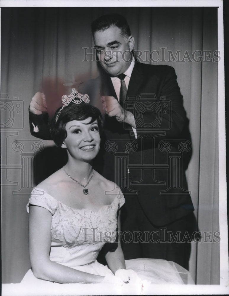 1958 Press Photo Kay Ross Crowned Queen of Diamond Jubilee of Columbia College - Historic Images