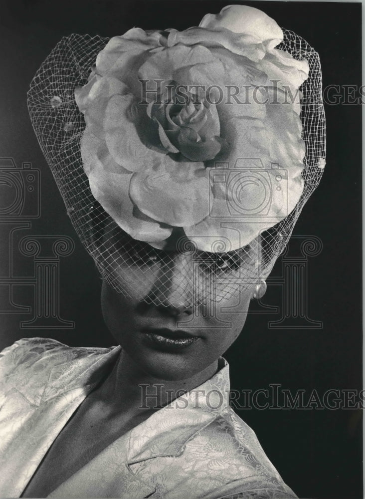 1988 Press Photo Don Anderson&#39;s hat topped with flower and veil - mjb61470 - Historic Images