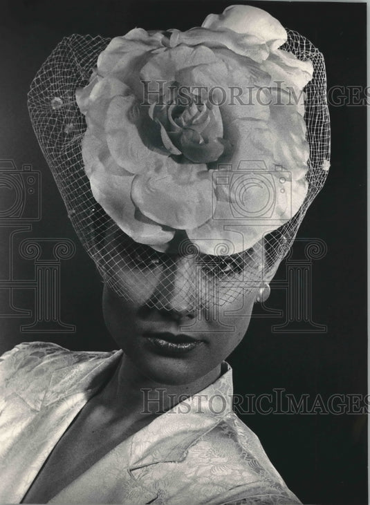 1988 Press Photo Don Anderson's hat topped with flower and veil - mjb61470 - Historic Images