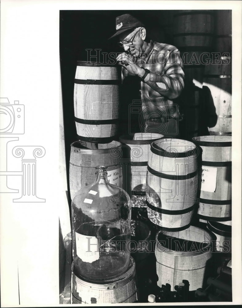 1990 Press Photo Owner of Haupt Barrell, Gene Haupt nails kegs in Milwaukee-Historic Images