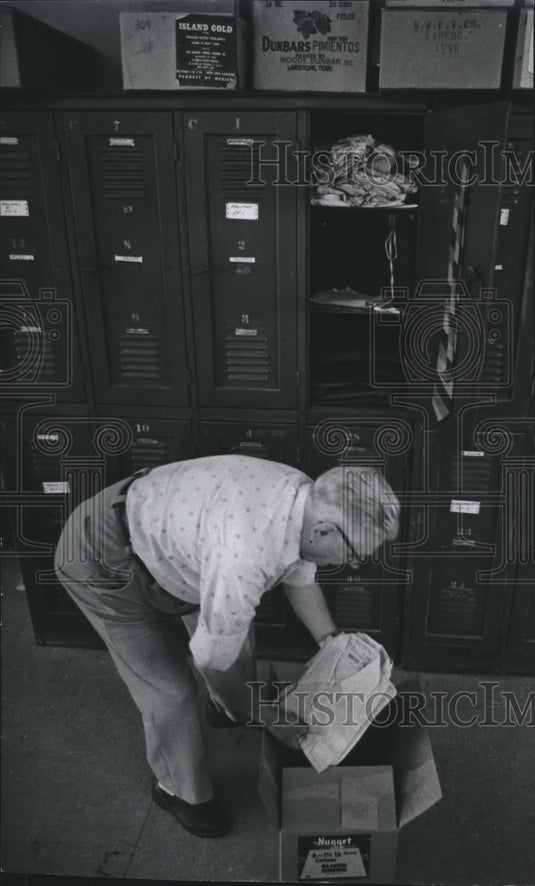Resident Packs to Move to New Facility, Milwaukee-Historic Images