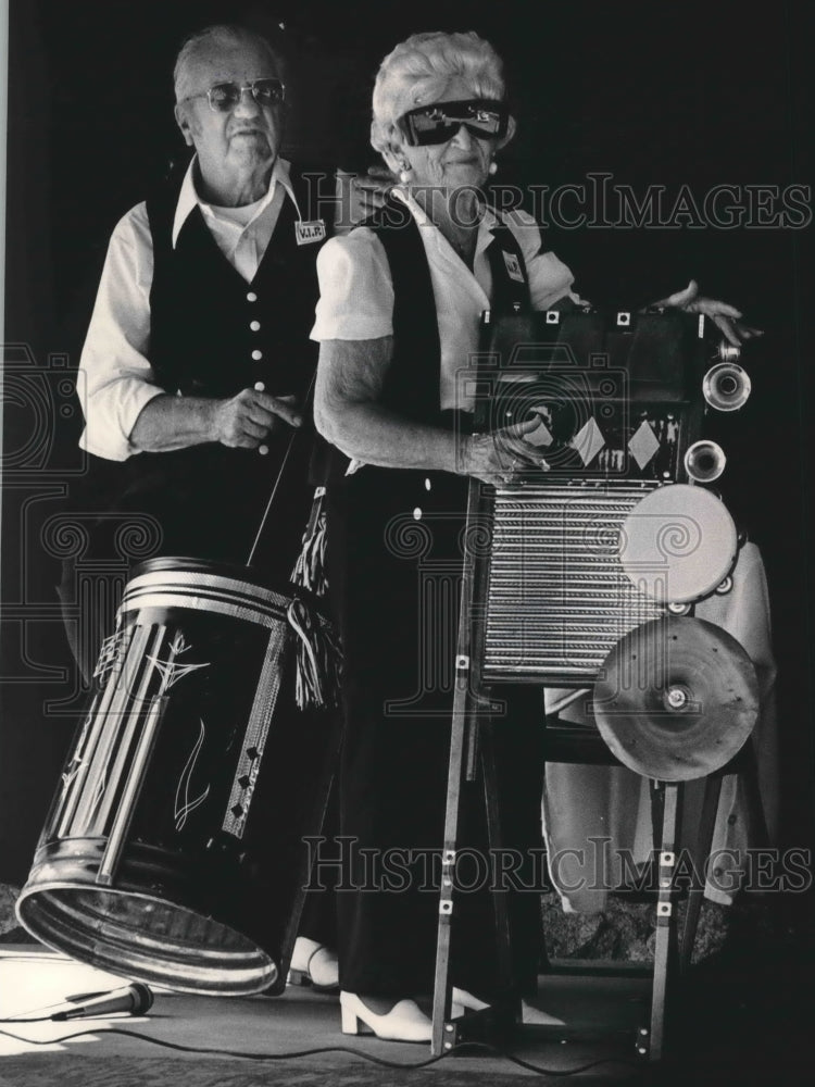 1984 Art Loose And Edna Tibbert Entertain Milwaukee Zoo Guests-Historic Images