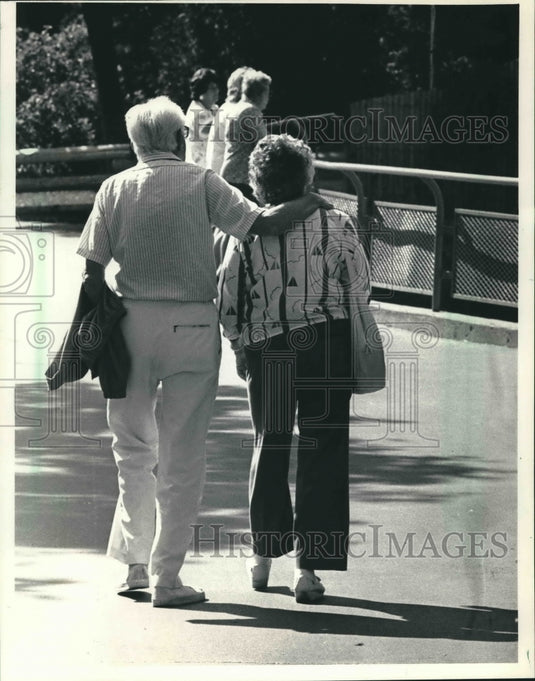 1987 Press Photo Milwaukee Resident Adeline and Wilbur Gess Tour The Zoo - Historic Images