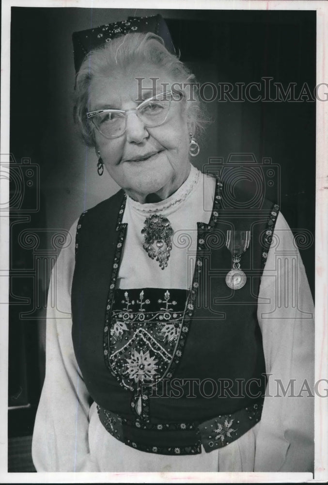 1976 Press Photo Medal recipient, Mrs. Ester A Hansen - mjb61620 - Historic Images