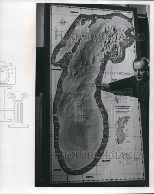 1972 Press Photo Cartographer Artist Rak Ratako Ristic with Lake Michigan model - Historic Images