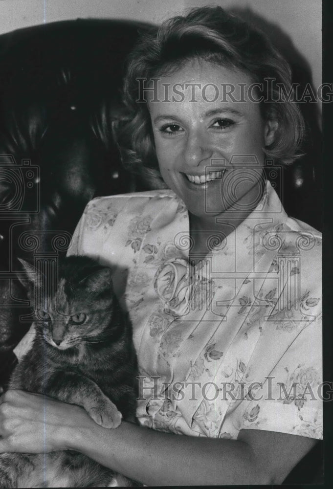 1989 Press Photo Jennifer Reinert held her cat in West Bend apartment. - Historic Images