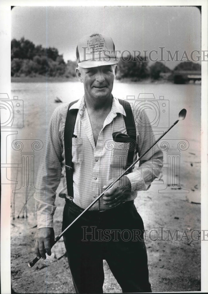 1991 Al Reed designs tool for artifact - Historic Images