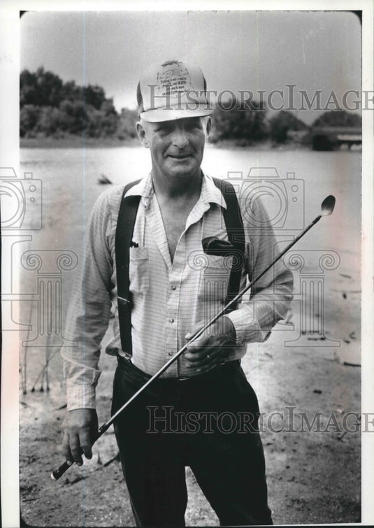 1991 Press Photo Al Reed designs tool for artifact-finding expeditions - Historic Images