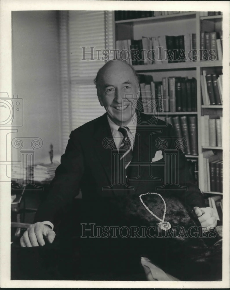 1975 S Dillion Ripley, Secretary of Smithsonian with Hope Diamond-Historic Images