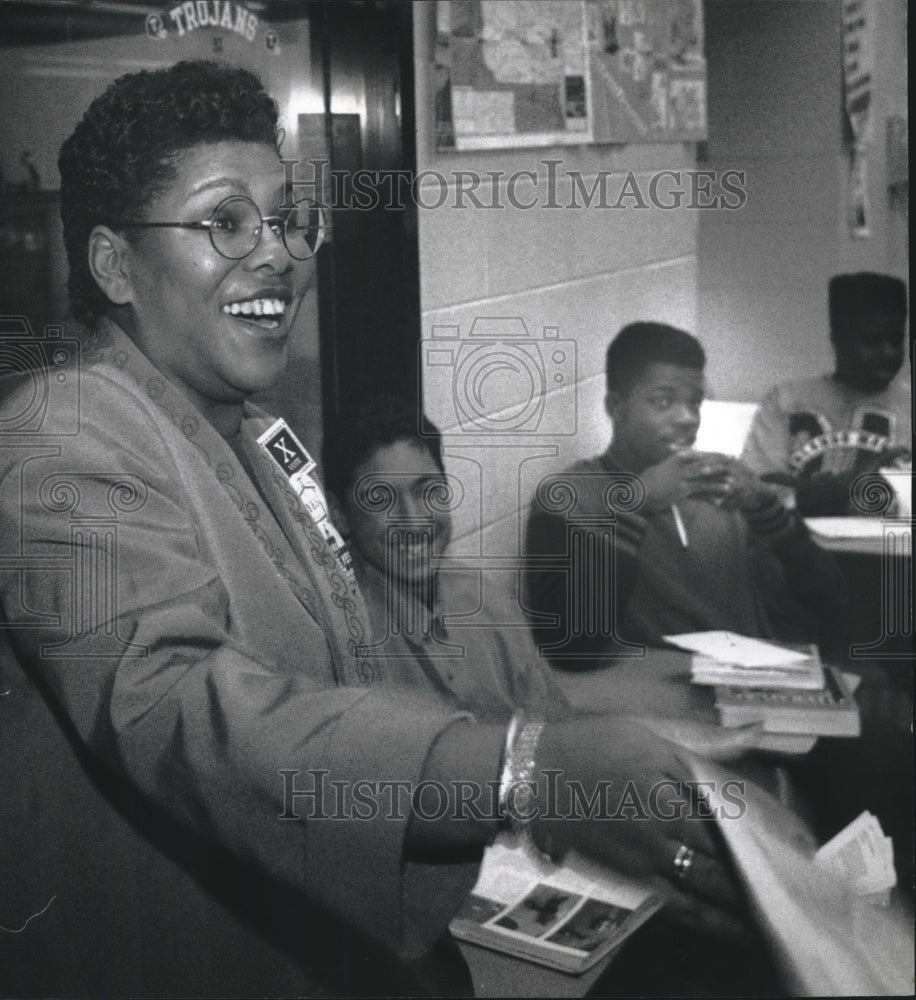 1993 Janie Hatton smiles as she talks with students on her rounds - Historic Images