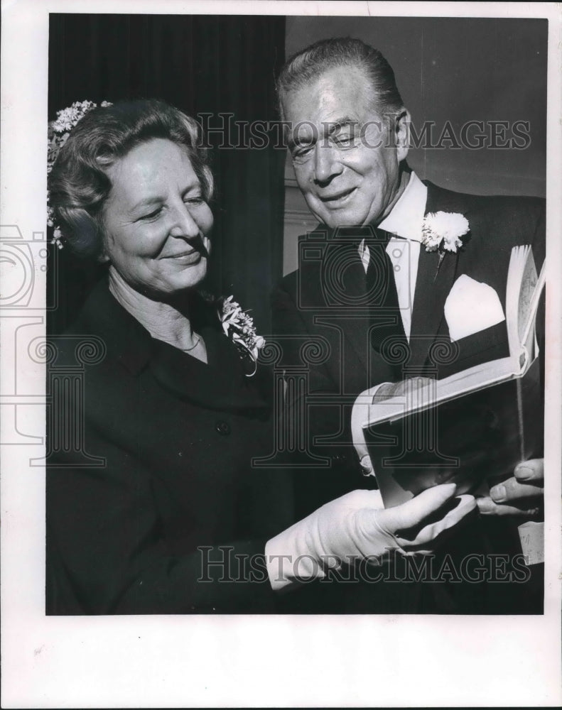 1966 Press Photo Mrs. E. Colman gets autograph from diet author Gayelord Hauser - Historic Images