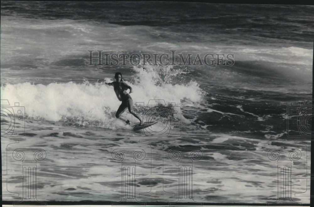 1986 Terry Koper, surfer riding a wave on remote beach, Hawaii. - Historic Images