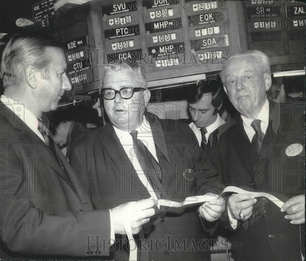 1971 Press Photo Henry and Walter Harnischfeger, Robert Haack trading, New York. - Historic Images