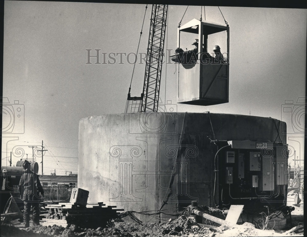 1987 Press Photo Milwaukee Fire Dept. Deep Tunnel Rescue unit rescues victim - Historic Images