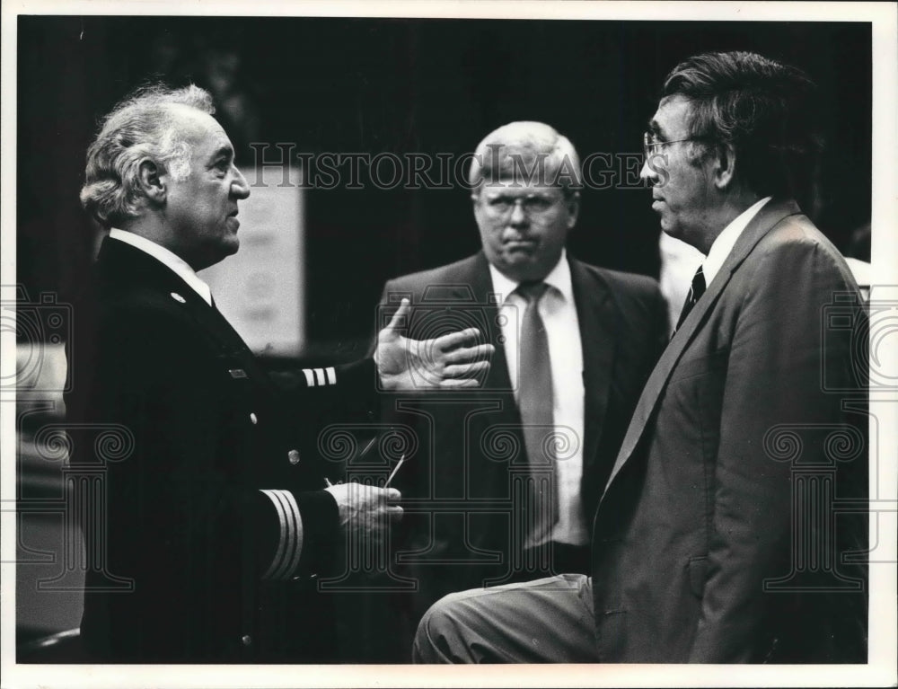 1989 Milwaukee Officials Discuss Milwaukee Sewer Accident - Historic Images