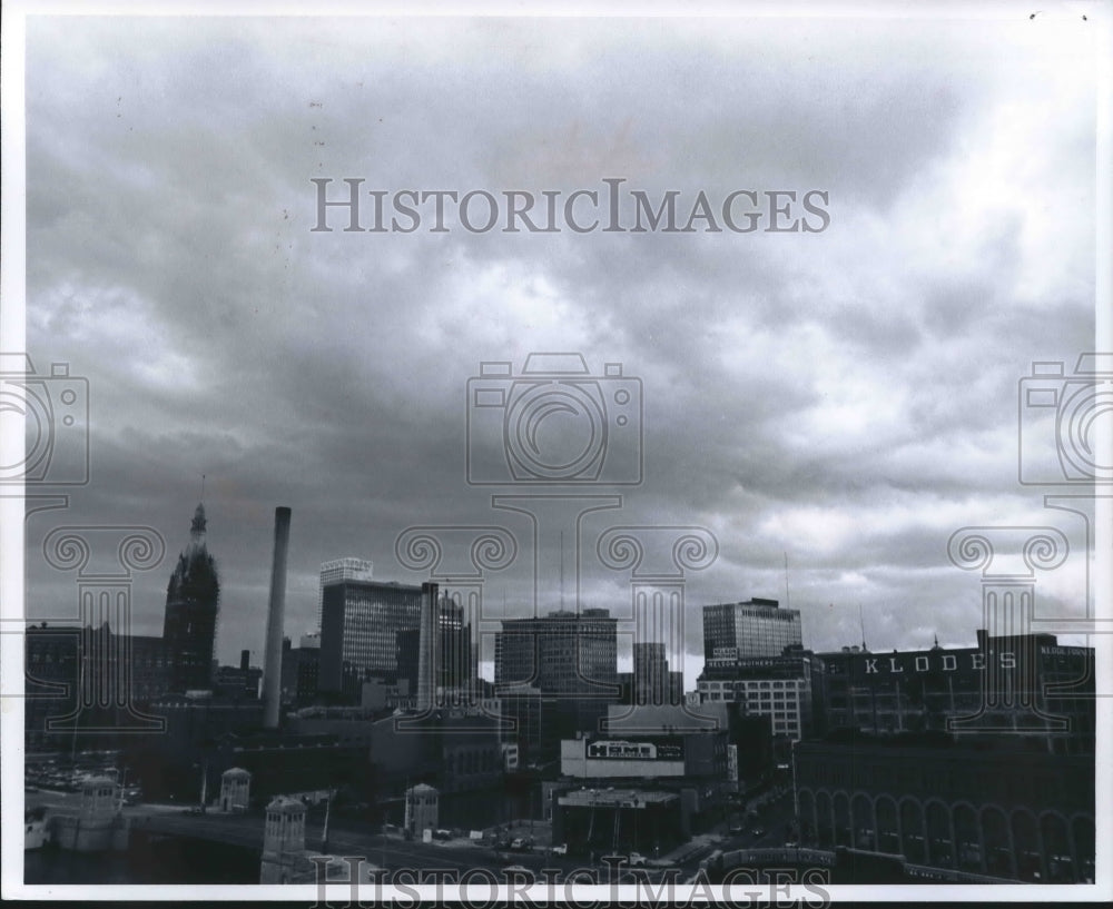 1975 Press Photo View of Downtown Milwaukee, Wisconsin, During the 1960s - Historic Images