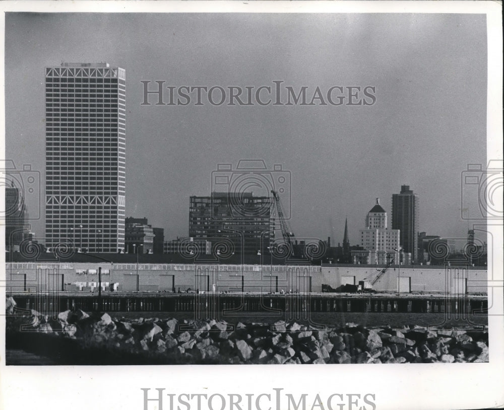 1978 Press Photo Construction Site with Milwaukee Skyline Backdrop - mjb61919 - Historic Images