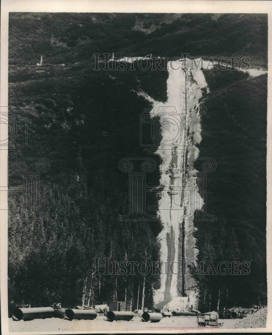 1976 Press Photo Coming Through - A section of Trans-Alaska oil pipeline, Alaska - Historic Images