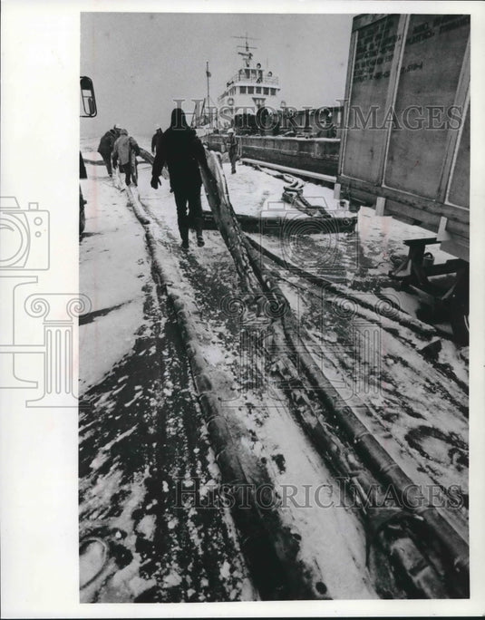 1975 Press Photo Workmen Drag Booms To Pump Oil From Barge In Milwaukee Harbor - Historic Images