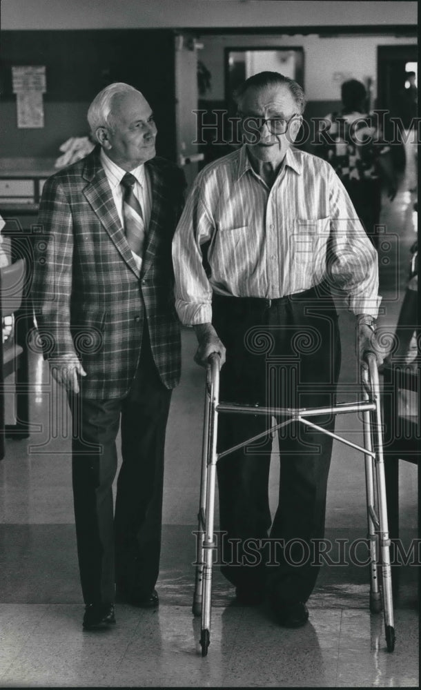 1991 Press Photo Milwaukee Jewish Convalescent Center, Martin Raffe worker. - Historic Images